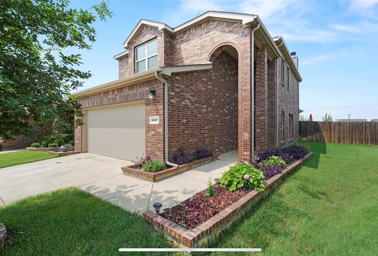 Photo - 8937 Tenderfoot Ln (Aubrey, TX)
