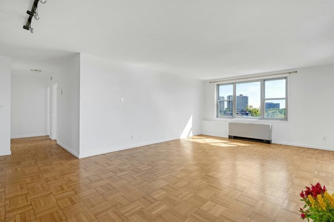 Photo - 2000 Linwood Ave Apartment