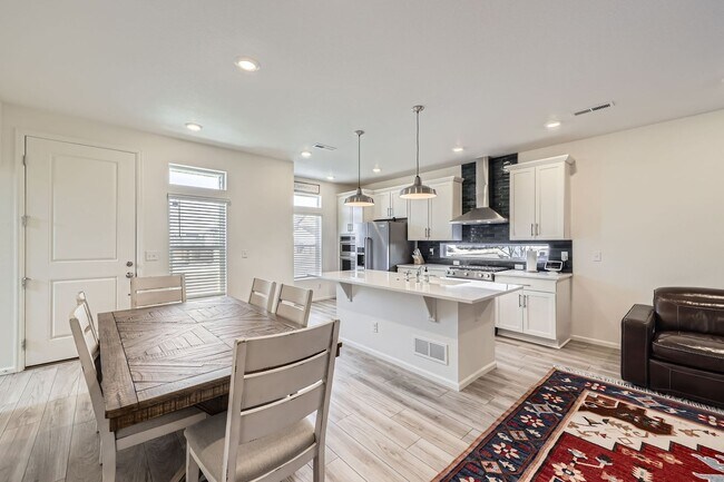 Foto del edificio - Available Now – 3 Bed | 3 Bath | Loft | 2-...