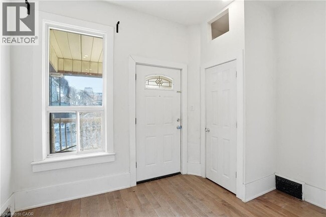 Building Photo - 26 Murray St W