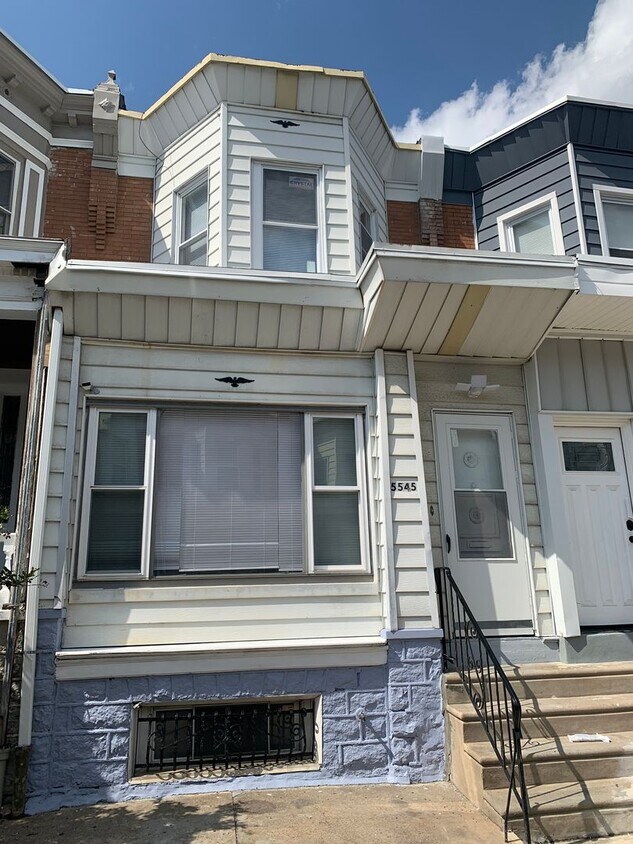 Foto principal - Spacious 3 Bed, 1.5 Bath Home – $1,795/Mon...