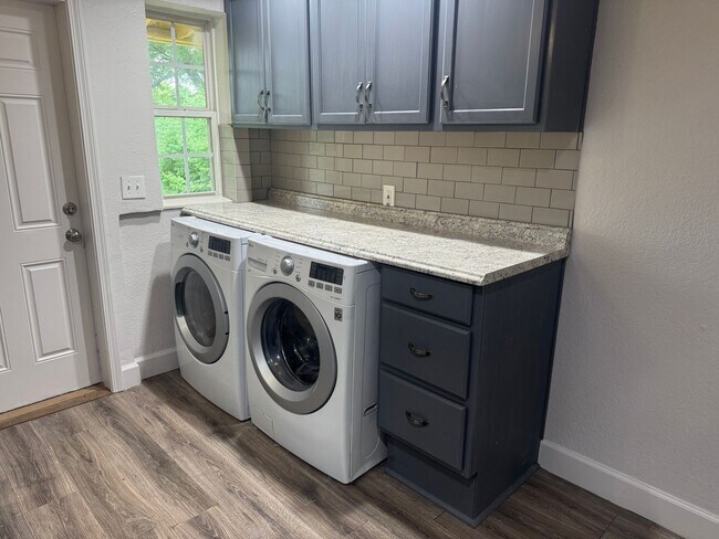 Building Photo - Updated Home Near KU Med