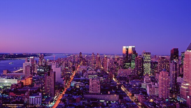 Building Photo - 450 W 42nd St