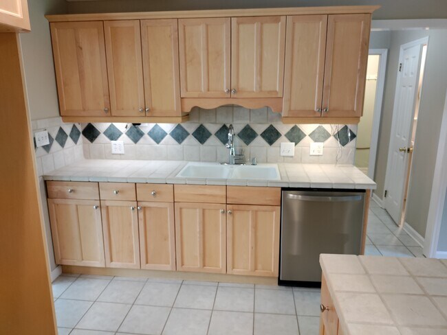 Foto del edificio - 461 Springfield Dr