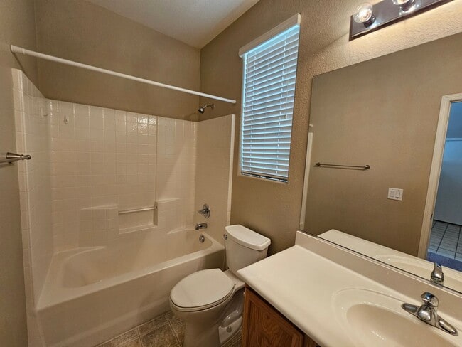 Building Photo - 4 Bedroom Summerlin Home w/ 1st Floor Prim...