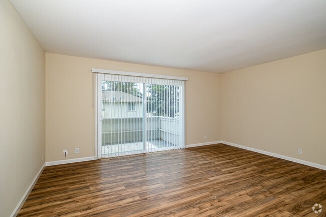 2BR, 1BA - 760SF - Pinewood Apartments
