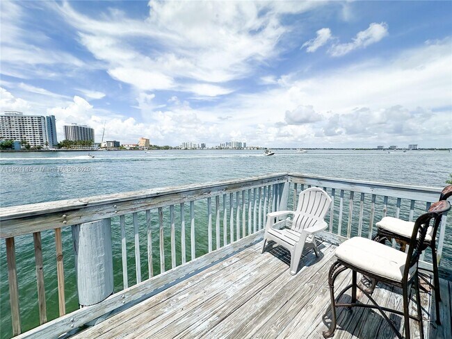 Building Photo - 2130 Bay Dr