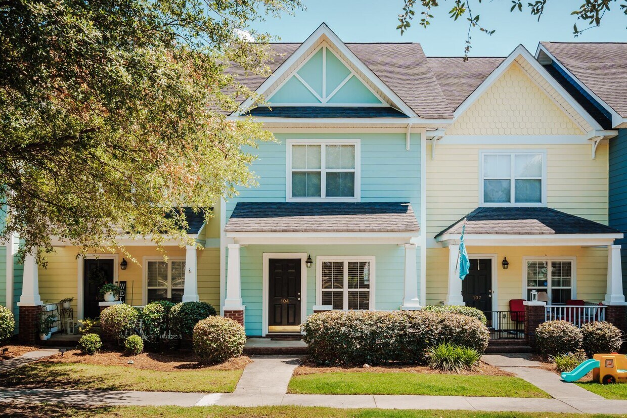 Foto principal - Move-In Ready & Updated Hampton Forest Tow...