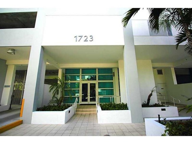 Building Photo - 1723 SW 2nd Ave