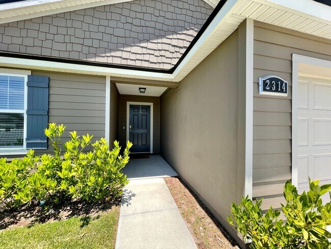Building Photo - 3 Bedroom 2 FULL bath home available Now!