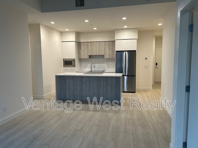 Building Photo - 406-3699 Capozzi Rd