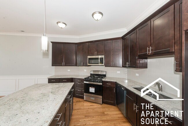 Building Photo - 520 N Western Ave