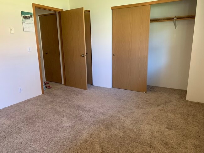 Closet - 2100 E Illinois St