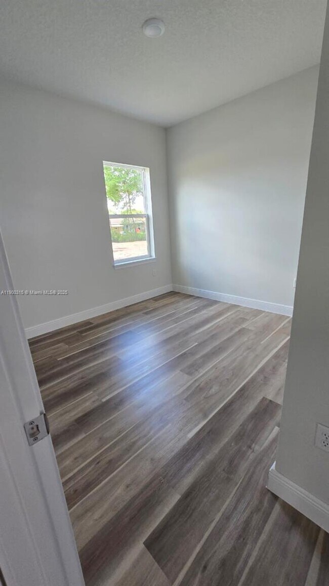 Foto del edificio - 16855 SW 18th Avenue Rd