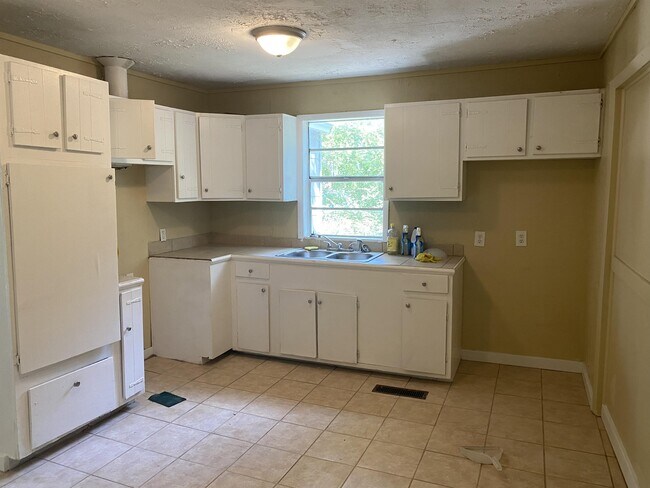 Building Photo - 217 S Sunset Terrace