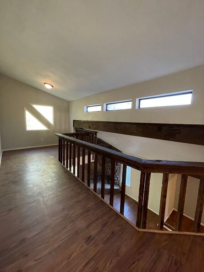 Building Photo - 3 Bed 2 Bath, 2 Story House