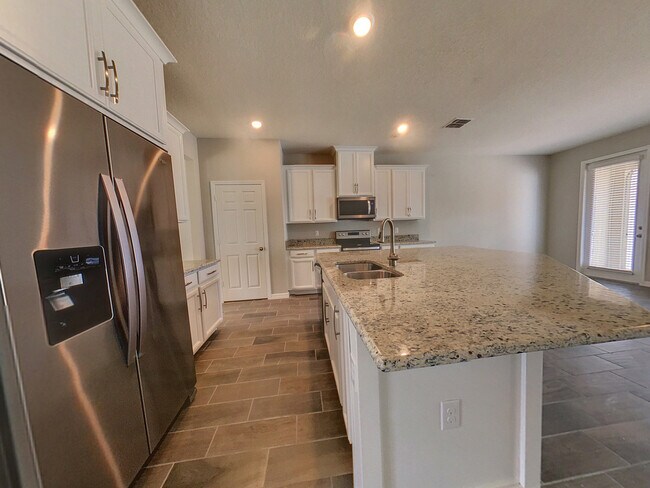 Foto del edificio - 3/2.5 Townhome with Stainless Steel Applia...