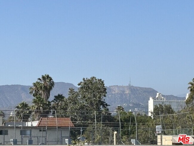 Foto del edificio - 525 N Sycamore Ave