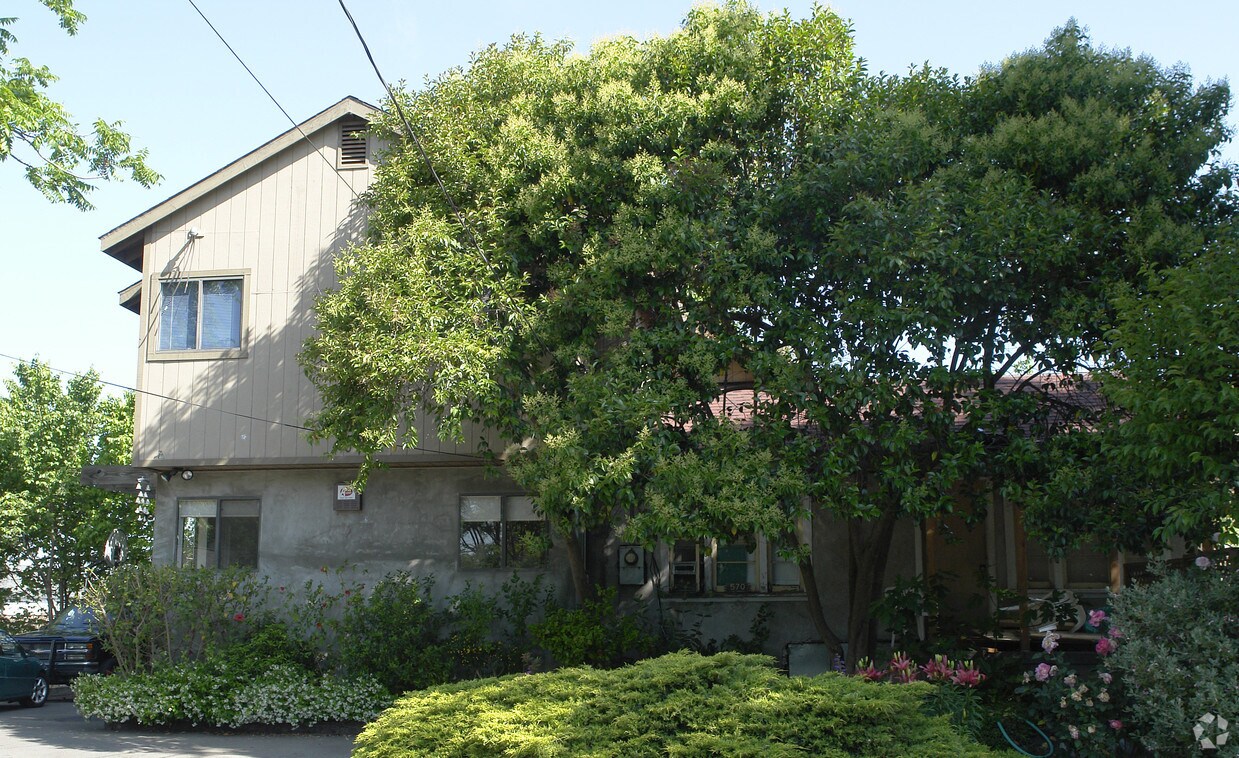 Building Photo - 570 Hampton Rd