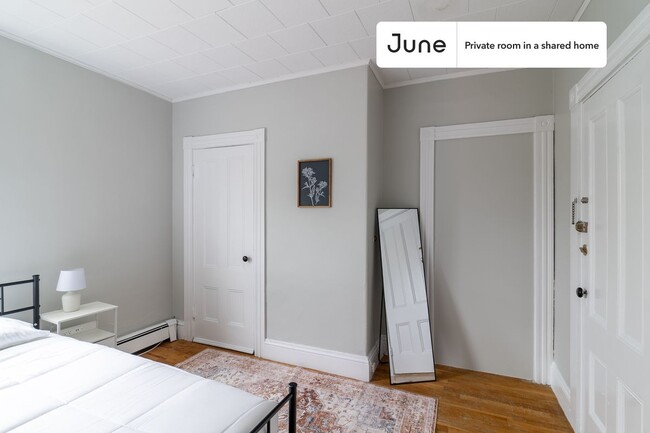Foto del edificio - Private bedroom in 4 bed/1 bath Home