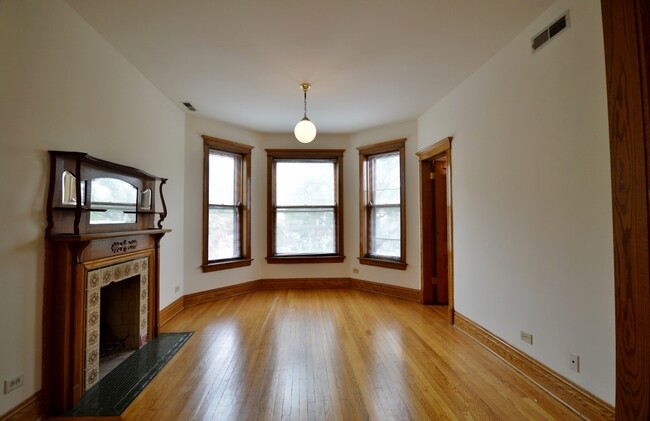 Building Photo - 1742 W Addison St