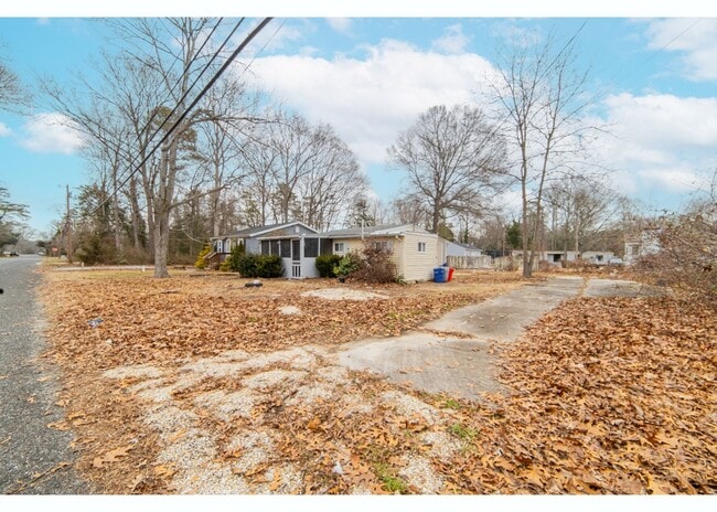 Building Photo - Cozy Bungalow