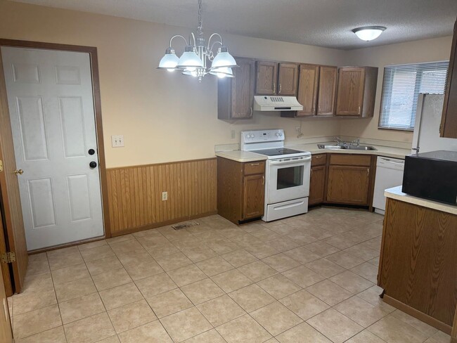Building Photo - Fantastic Coon Rapids Townhouse!