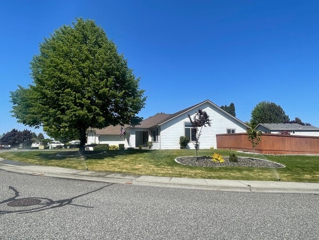 Building Photo - Beautiful 3 bedroom home situated on a lar...