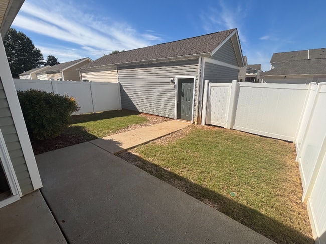 Building Photo - 411 Prom Dr SW