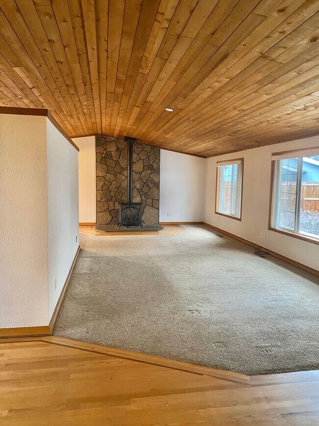 Building Photo - 2816 NE Lapoint Ct