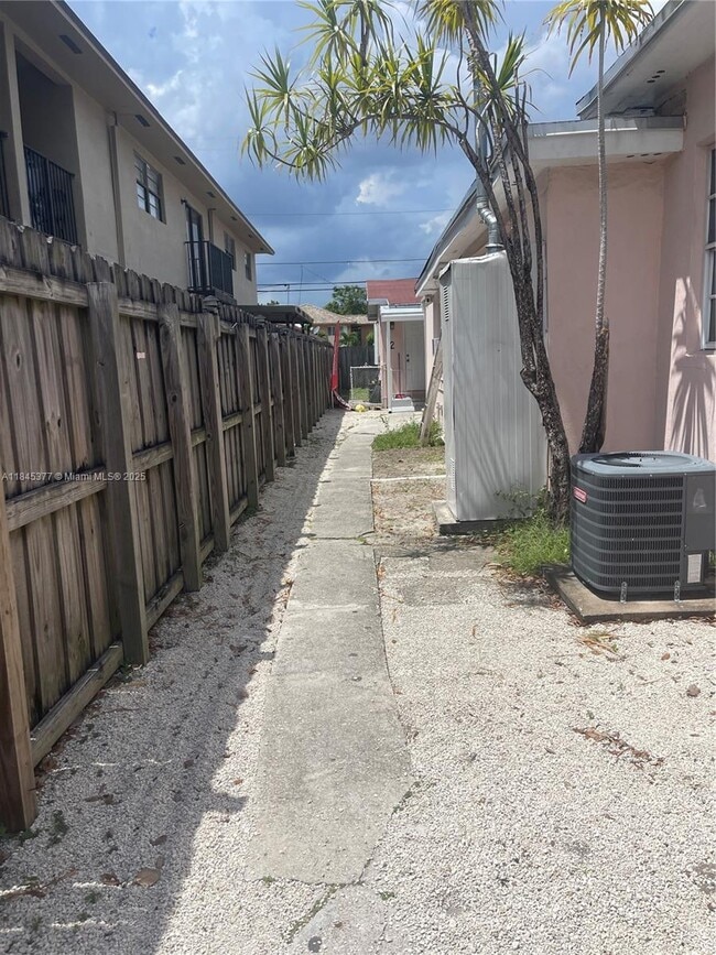 Foto del edificio - 317 E 8th St