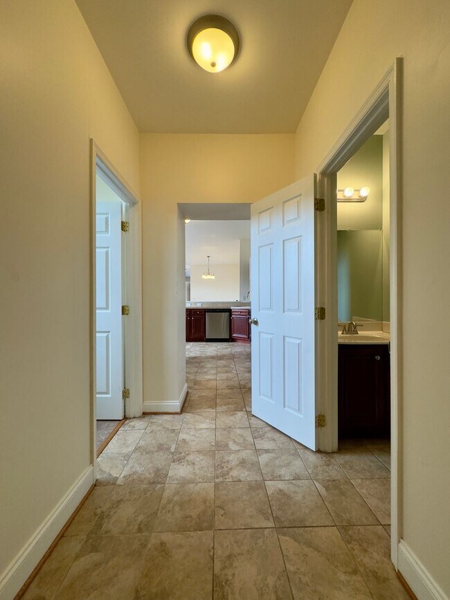 Foto del edificio - 3BR/1.5BA Beautiful Townhome in East Monum...