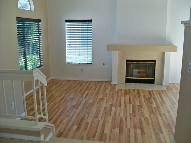 Foto del edificio - Spacious Two Story Near Johansen High School