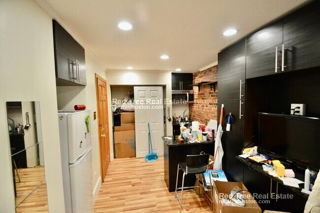 Building Photo - 1689 Beacon St