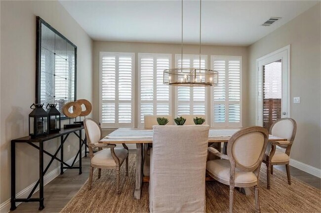 Foto del edificio - 8043 Sunflower Ln