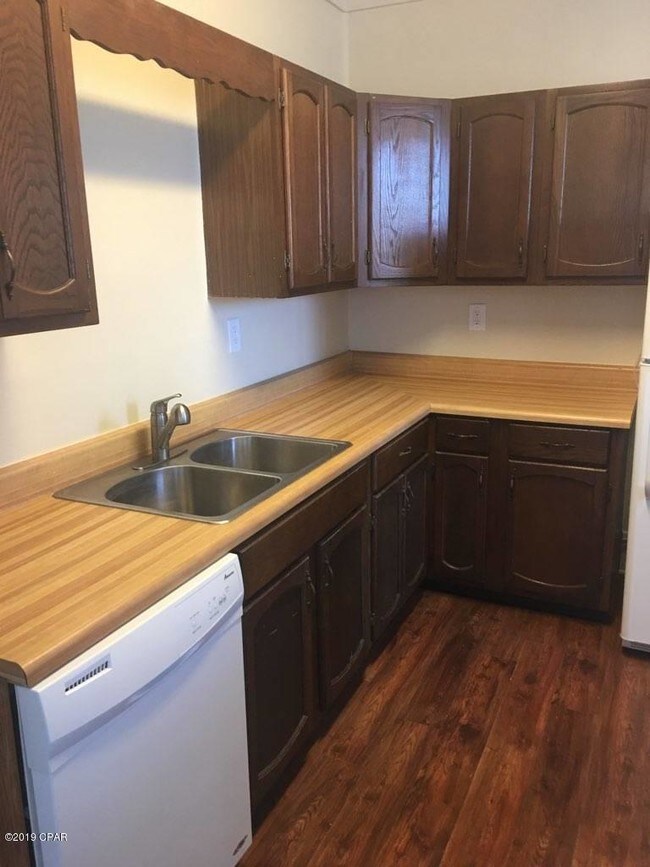 Foto del edificio - 402 Massalina Dr