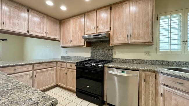 Foto del edificio - Stoneridge Garden Home with Air Conditioning *Available August 2026