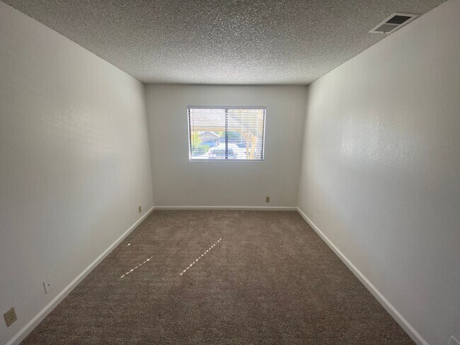 Foto del edificio - Remodeled 2 Bedroom Apartment - La Tierra Garden Apartements