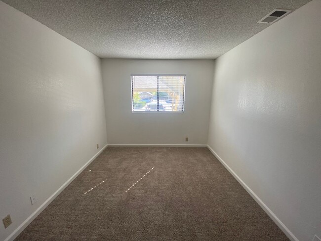 Building Photo - Remodeled 2 Bedroom Apartment - La Tierra Garden Apartements