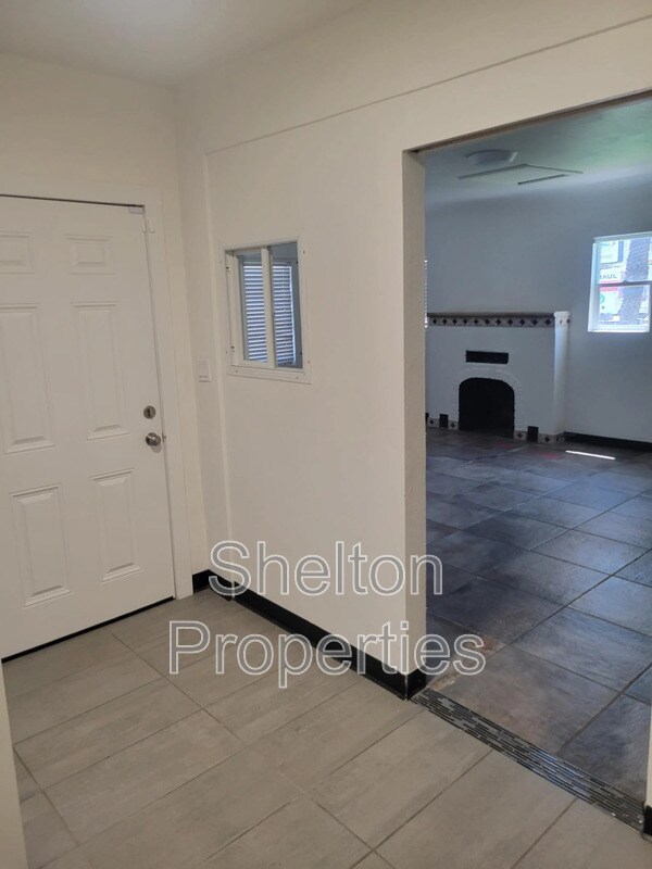 Foto del edificio - 6810 S Central Ave