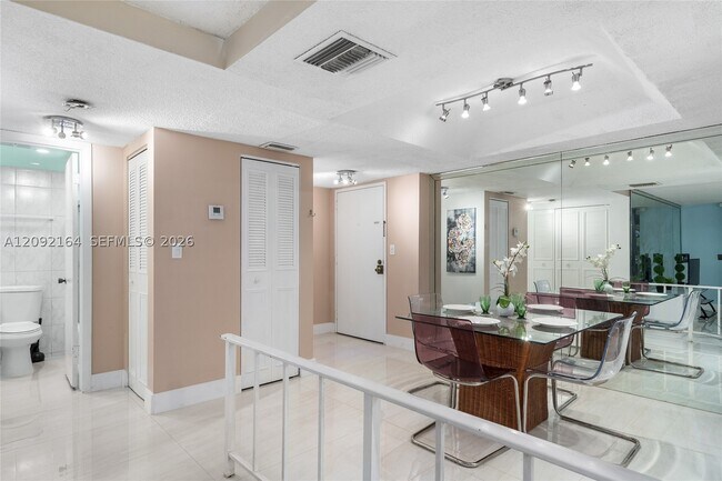 Building Photo - 3670 Inverrary Dr