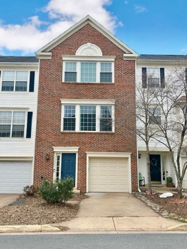 Beautiful 3 level garage townhome - Beautiful 3 level garage townhome