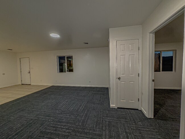 Building Photo - 14 E 400 S