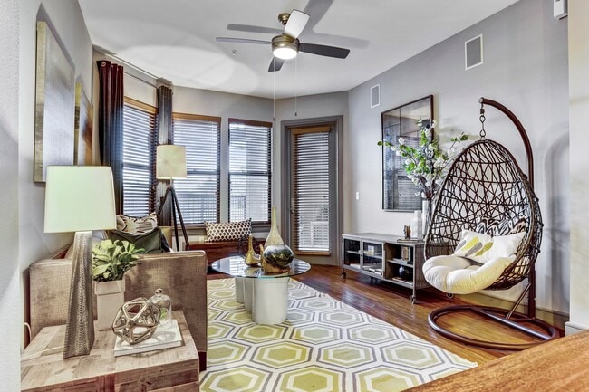 Foto del edificio - Skyline Views + Exclusive Resident Perks!