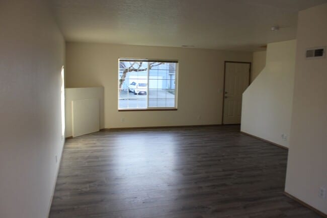 Building Photo - Three bedroom townhouse