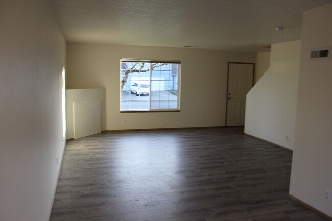 Foto del edificio - Three bedroom townhouse