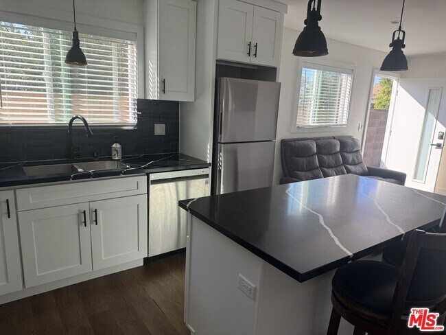 Foto del edificio - 8302 Capps Ave