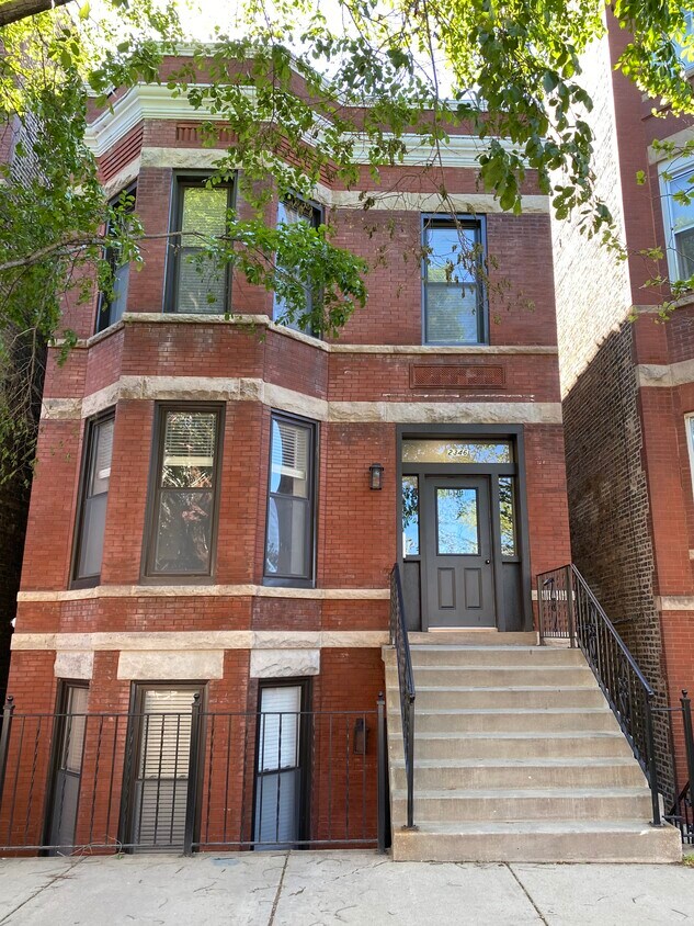 Primary Photo - 2346 S Oakley Ave