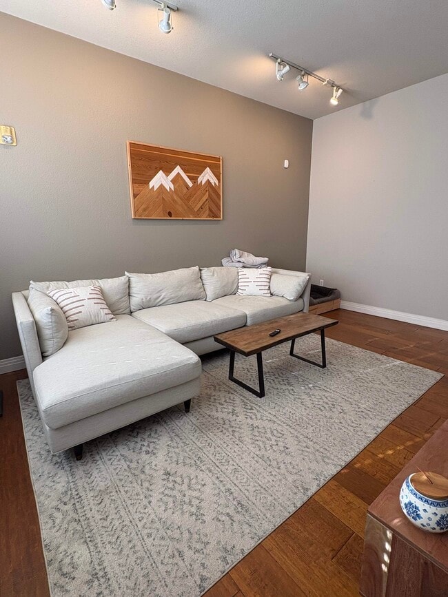 Bright living area - 200 Poplar St