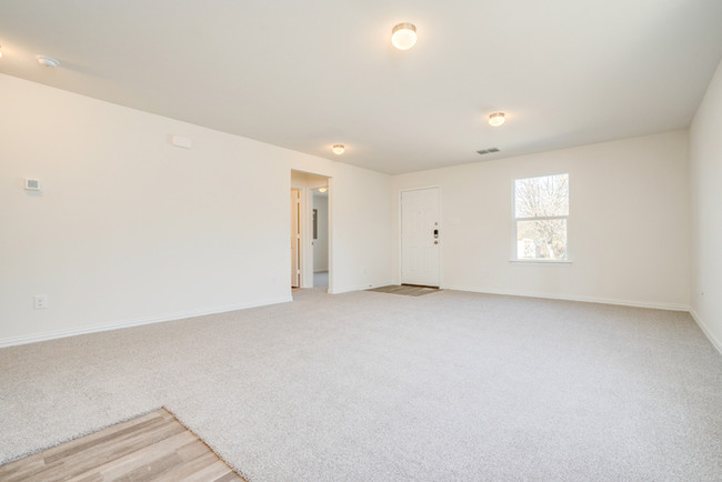 Building Photo - 528 E New Braunfels St